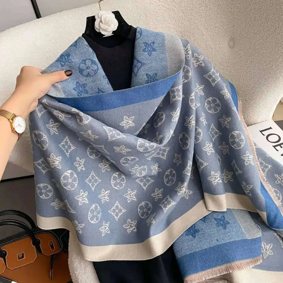 Sublime écharpe de luxe disponible chez QG