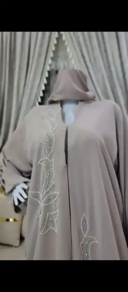 Abaya beige rosé — Broderie florale argentée