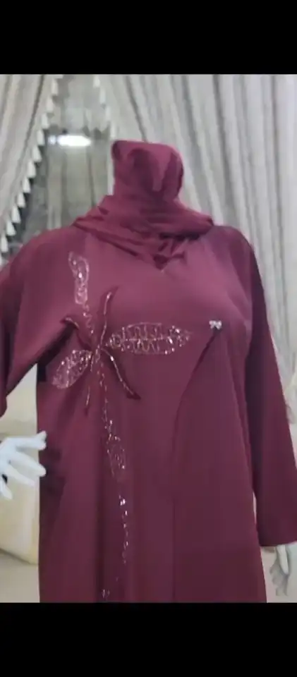 Abaya bordeaux brodée — Élégance & raffinement