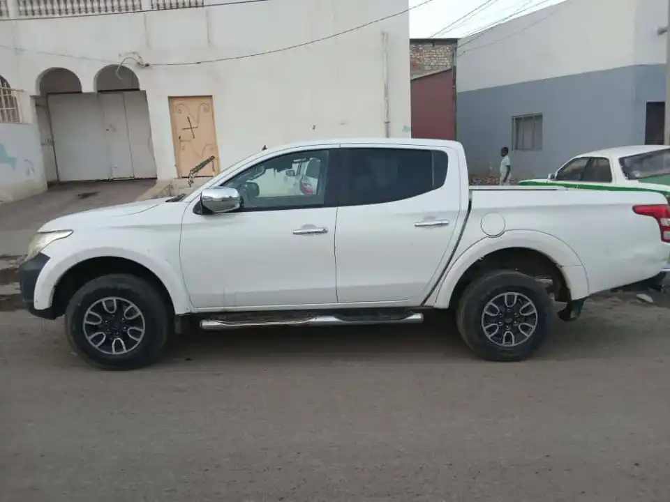 pick-up Fiat Fullback blanc,année 2018 à louer à Djibouti.