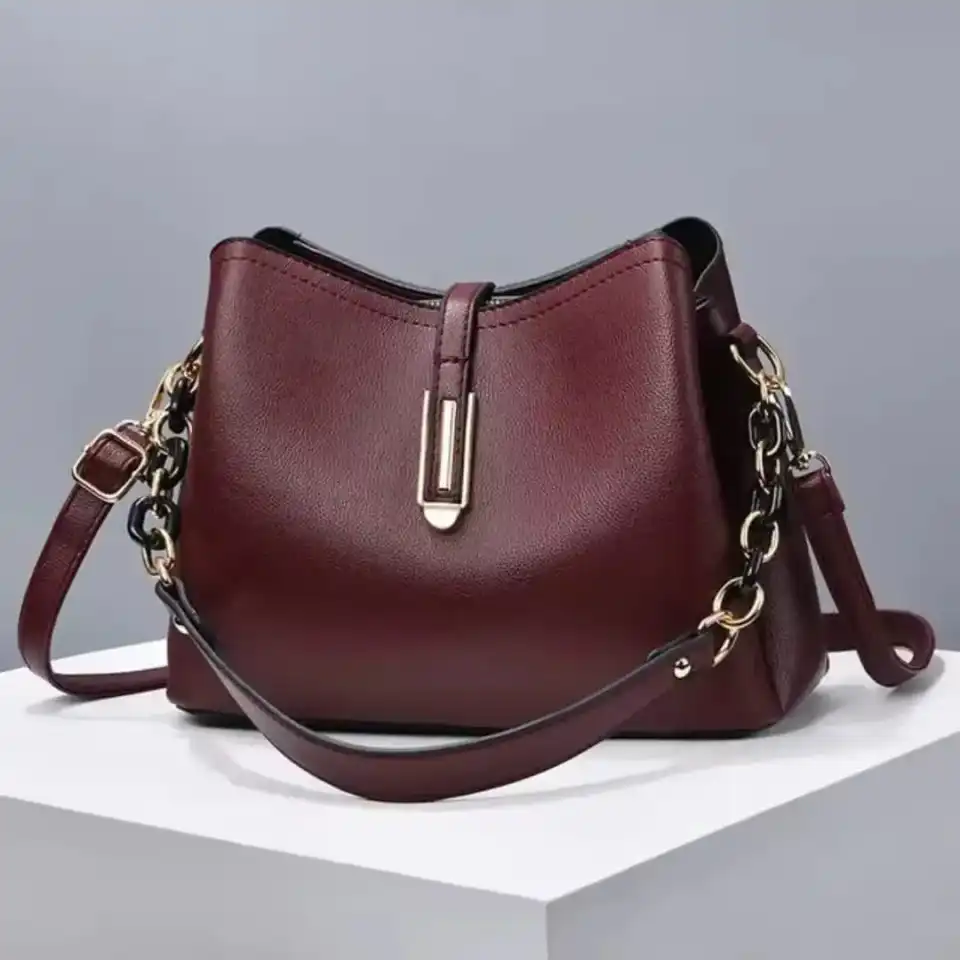 👜 Sac Bucket Cuir Bordeaux – Glamour & Sophistication