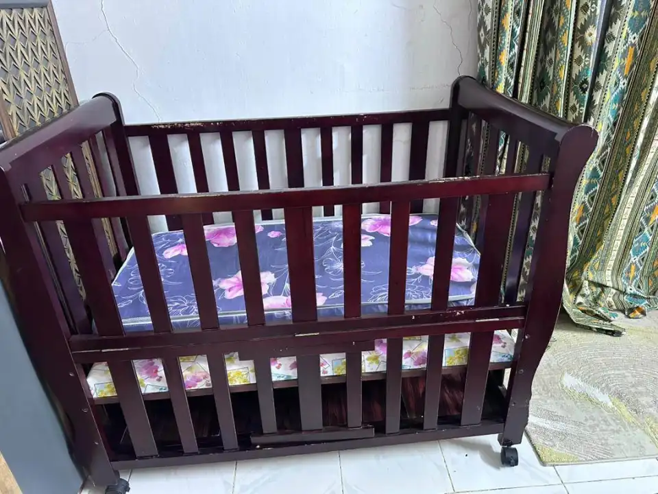 Lit pour bébé avec le matelas