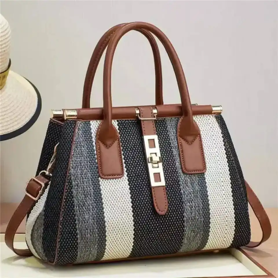 👜 Sac à Main Tressé Rayé Noir & Blanc – Style Graphique Tendance