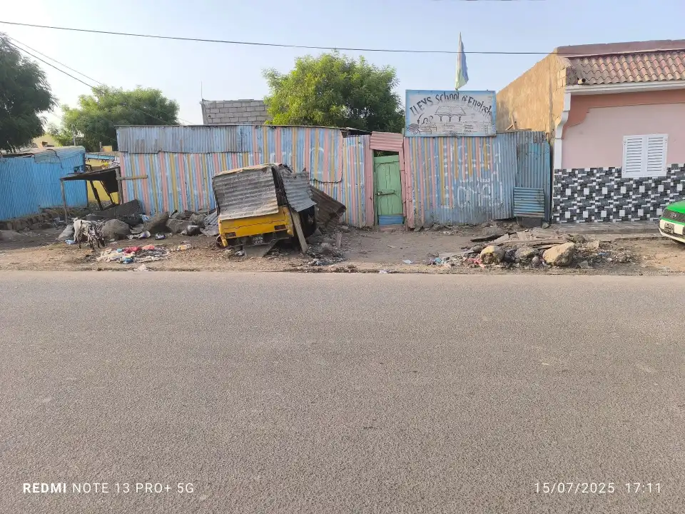un terrain avec clôture à balbala Quartier5