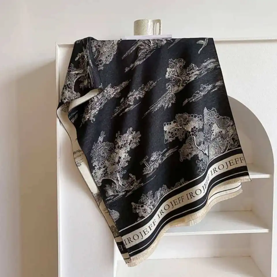 Écharpe de Luxe Raffinée QG Disponible
