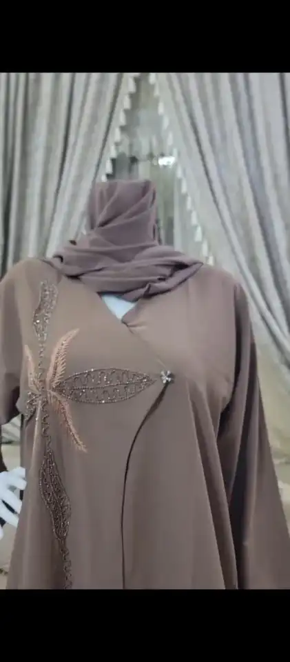 Abaya élégante disponible chez HODO-BADAN Boutique