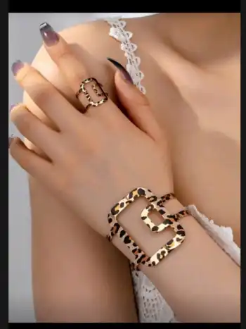 Élégant bijou disponible chez NURA SHOP