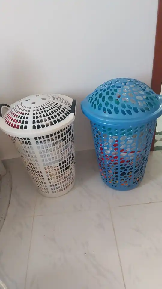 2 Paniers pour Linges  + 3 Paniers à  poubelle de bureau