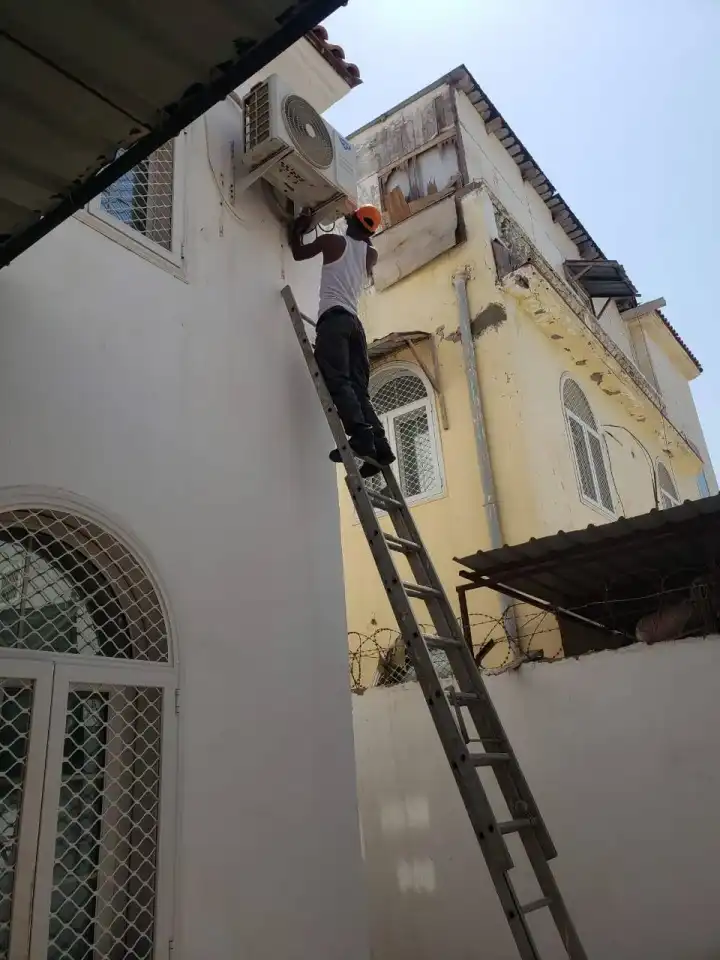 Installation d’équipements (TV, climatiseur, etc.)