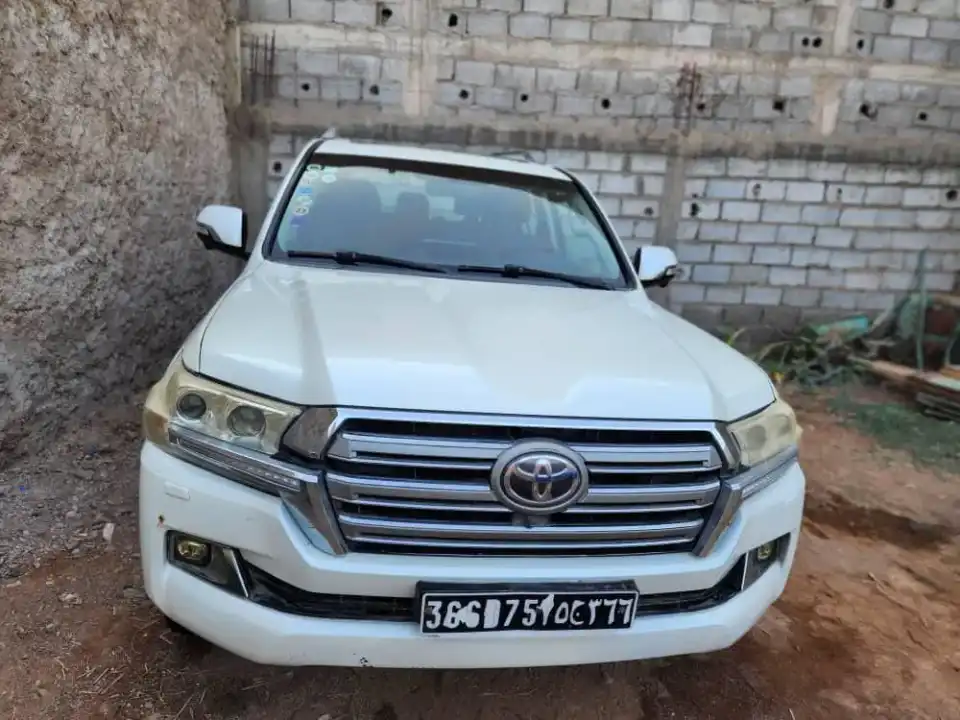 TOYOTA LAND CRUISER V8 PLATINIUM