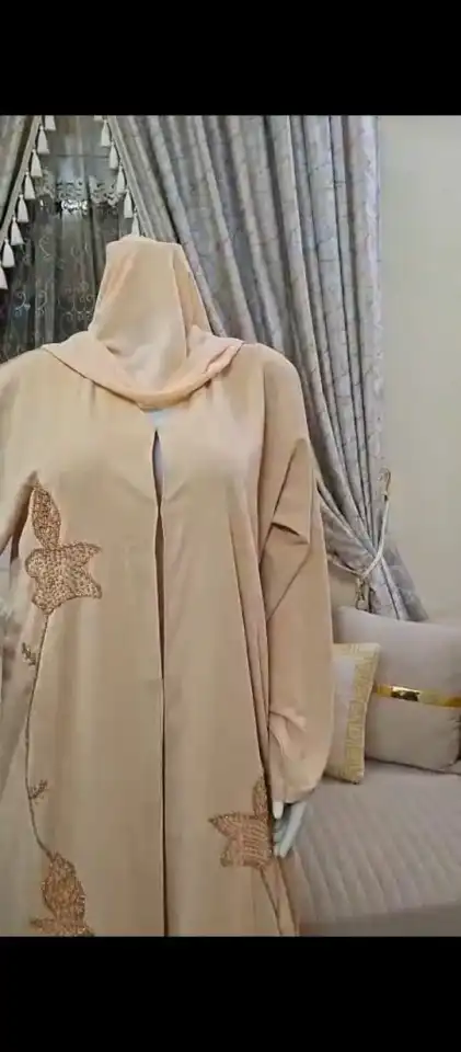 🌸 Abaya beige nude — Broderie florale dorée
